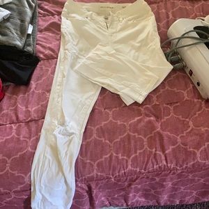 Adorable skinny white denim BULLHEAD from pac sun